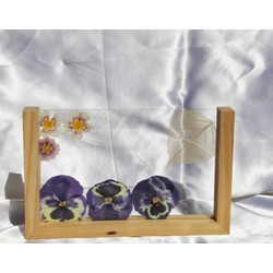 çerçevemiz 15x24  cm olup  malzeme cam ve ahşaptan yapılmıştır.