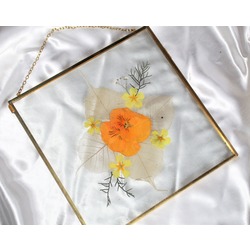 çerçevemiz 25x25 cm ,  malzeme cam ve pirinçten yapılmıştır.