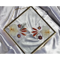 çerçevemiz 25x25 cm ,  malzeme cam ve pirinçten yapılmıştır.