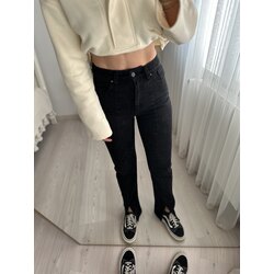 Önden Yırtmaçlı Jean