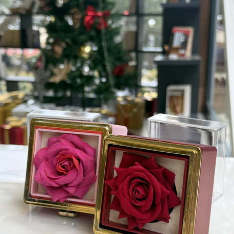 Gül detaylı kutuda ciddi ilişki yüzüğü