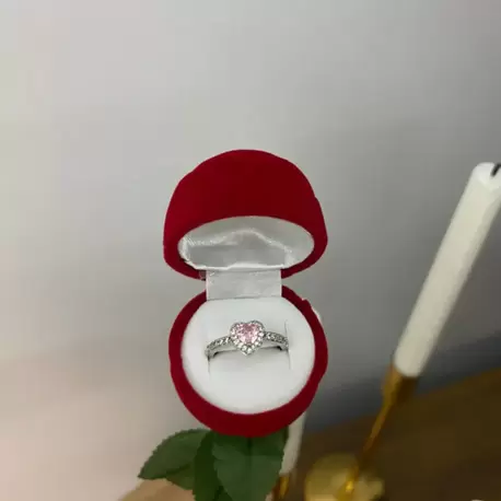 Kadife gül içinde gümüş kaplama pembe taşlı yüzük