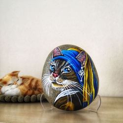 İnci Küpeli Kedi