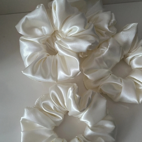 Premium İnci Beyazı Saten Scrunchie Saç Tokası - Hacimli Tasarım

