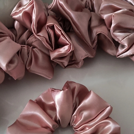 Premium Pudra Pembe Saten Scrunchie Saç Tokası - Hacimli Tasarım

