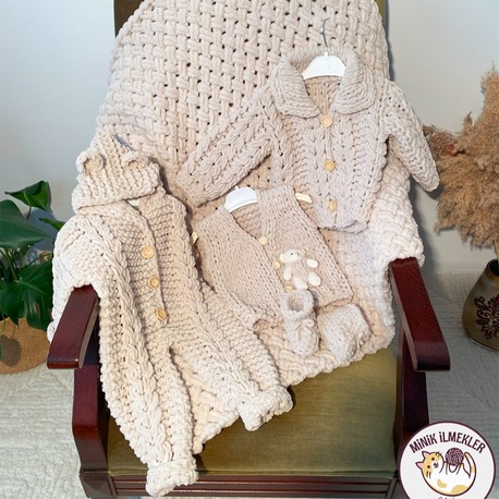 Bebek Set (Yelek, Hırka, Tulum, Battaniye, Patik) – Fil Dişi, – Alize Puffy, El Örgüsü