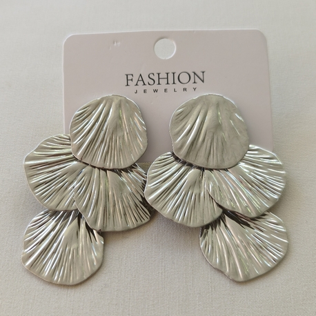 Sallantılı metal küpe