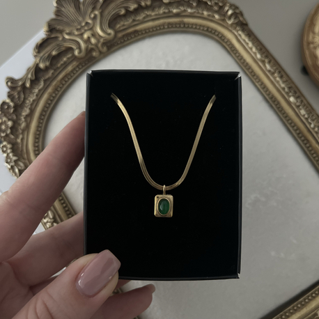 Zümrüt Taşlı Vintage Plaka Kolye | Çelik