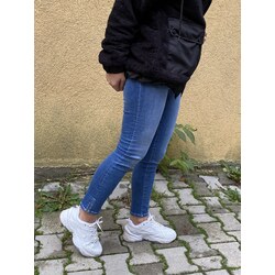 Yırtmaç detaylı jean