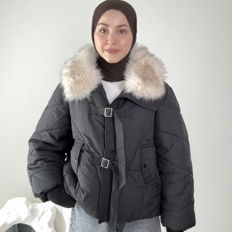 Kürk yakalı tokalı şişme mont 