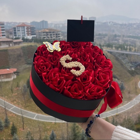 Ahenk kişiye özel harfli orta boy solmayan gül kutusu