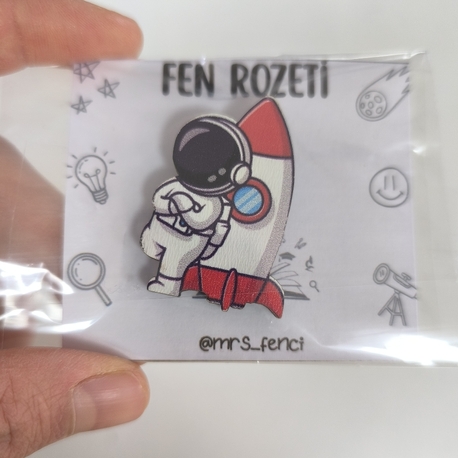 Roketiyle poz veren astronot