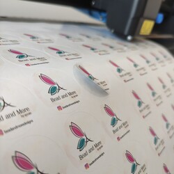 3cm çapında Firma logolu yapışkanlı etiket 500 adet