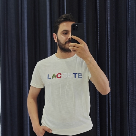 İkonik Şıklık: Beyaz Lacoste Tişört