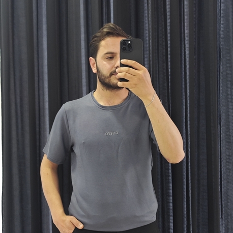 Şıklığın En Sade Hali: Gri Tişört