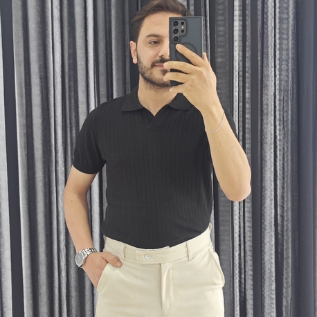 Modern ve Şık Siyah Triko Tişört