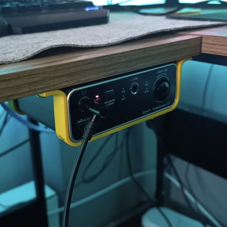 Behringer um2 ses kartı masaaltı standı