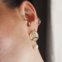 Aurum Regina (altın kraliçe) küpe, gümüş, (18 k altın kaplama, gerçek inci, mine)