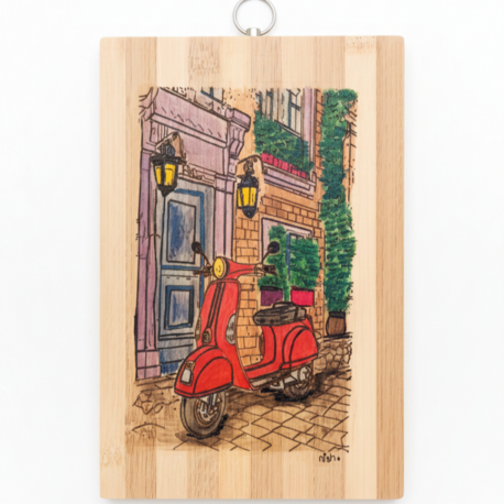 İtalyan Esintisi: Bambu Üzerine El Boyaması Kırmızı Vespa Duvar Panosu (20x30 cm)