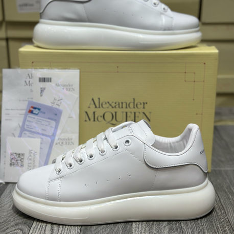 ALEXANDER McQUEEN HER KOMBİNİN ALTINA ATABİLECEK O ÜRÜN