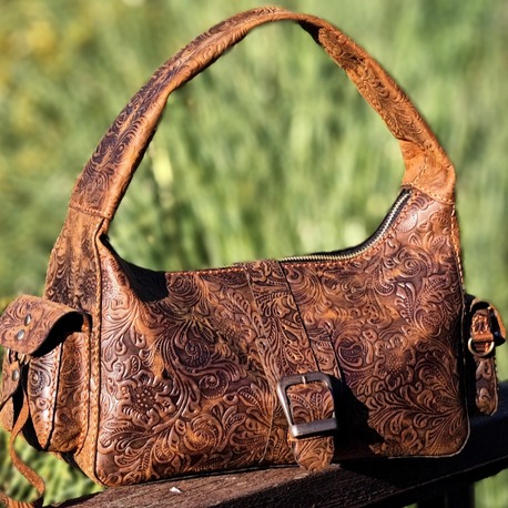 Artisan Curve: Çiçek Rölyefli Tasarım Çanta
