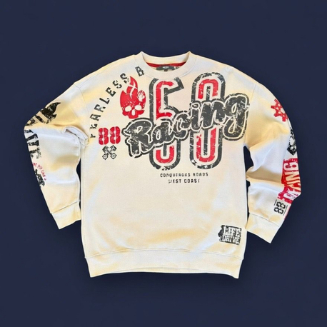 Fearless 88 Racing pullover. Krem tonu, baskılı kollar, rahat ve şık.