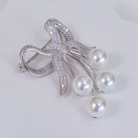Timeless Elegance Bow Broş