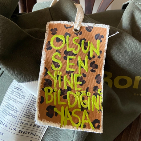 Olsun sen yine bildiğini yaşa charm