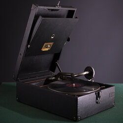 His Master’s Voice Çanta Gramofon - Taş Plakçalar. Made in England.