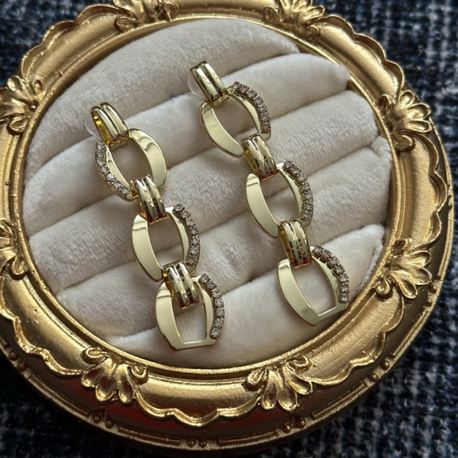 Taşlı Gold Sallantılı Küpe 