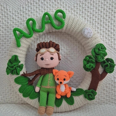 Kişiye Özel El Yapımı Amigurumi Kapı Süsü – İsimli Bebek Odası Dekoru