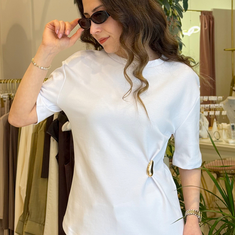 Aksesuar Detaylı Beyaz Tshirt