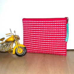 TOPTAN- Pafuli El Örgüsü Özel Tasarım Düğme Detaylı Clutch Çanta Fuşya