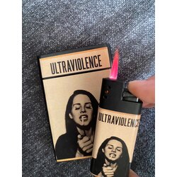 Lana Del Rey Tabaka ve Çakmak
