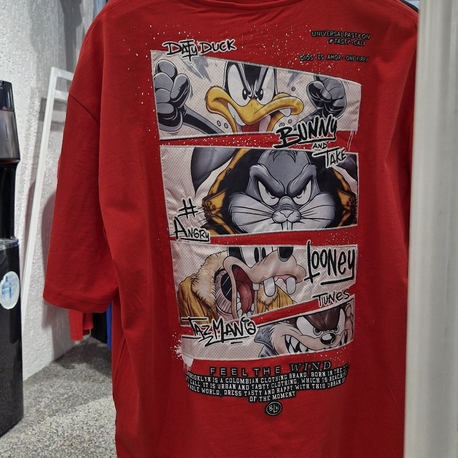 Looney Tunes Oversize Kırmızı Tişört – Daffy Duck & Bugs Bunny Baskılı Streetwear