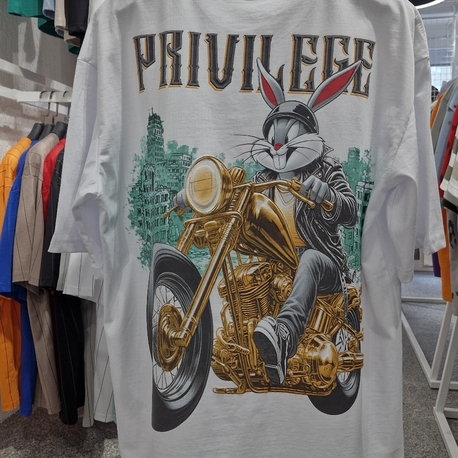 Biker Rabbit Grafik Baskılı Oversize Beyaz Tişört – Gold Motor Detaylı Streetwear