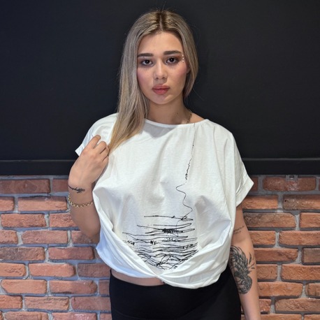 ÖNÜ KRUVAZE DETAYLI TSHIRT