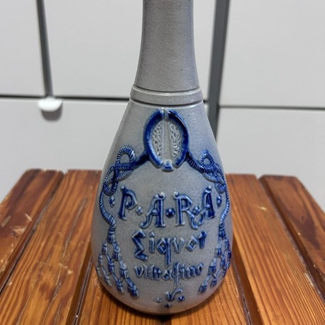 Antika Alman Stoneware Tuz Sırlı Şişe 1910–1935 Kabartmalı Kobalt Motifli