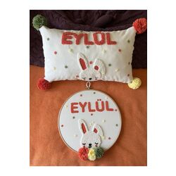 Işlemeli Isimli Kapı Süsü Ve Takı Yastığı Takımı,bebek Hediyelik (İÇ DOLGUSUZ)