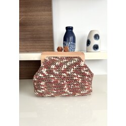 Toprak tonlarda renge sahip ahşap burslu clutch