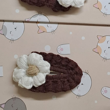 Beyaz papatyalı çıt toka