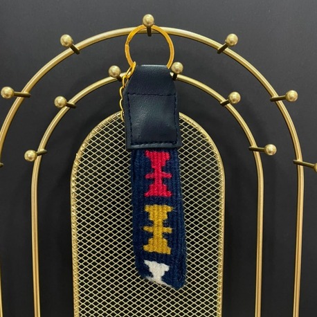 Kelebek Motifli El Dokuması Kilim Anahtarlık – Gece Mavisi Zemin