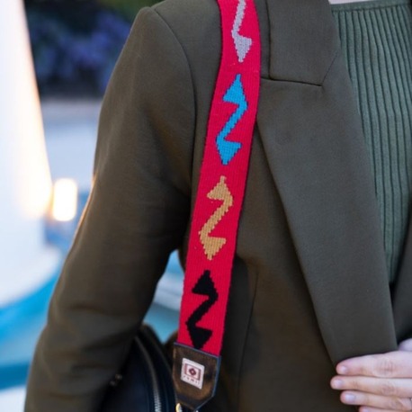 Çengel Motifli El Dokuması Kilim Askı – Nar Çiçeği Zemin