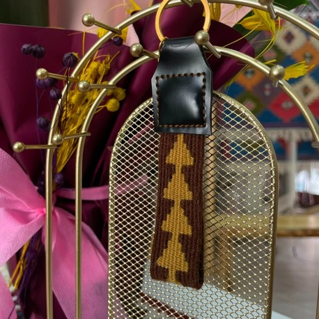 Hayat Ağacı Motifli El Dokuması Kilim Anahtarlık – Kahverengi-Hardal sarısı