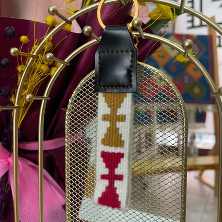Kelebek Motifli El Dokuması Kilim Anahtarlık – Beyaz/renkli