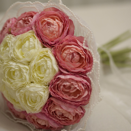 Toz Pembe & Beyaz Marka El Buketi – Premium Yapay Çiçeklerden