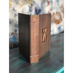 Ahşap kutu kitap