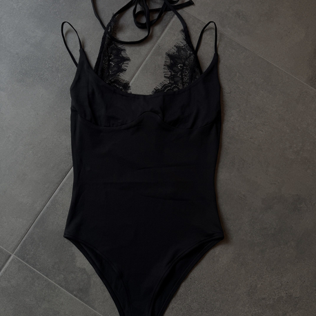 Dantel detay siyah bodysuit