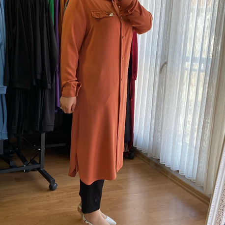 BROŞ DETAYLI GÖMLEK