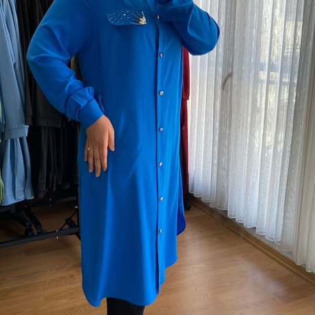 BROŞ DETAYLI GÖMLEK